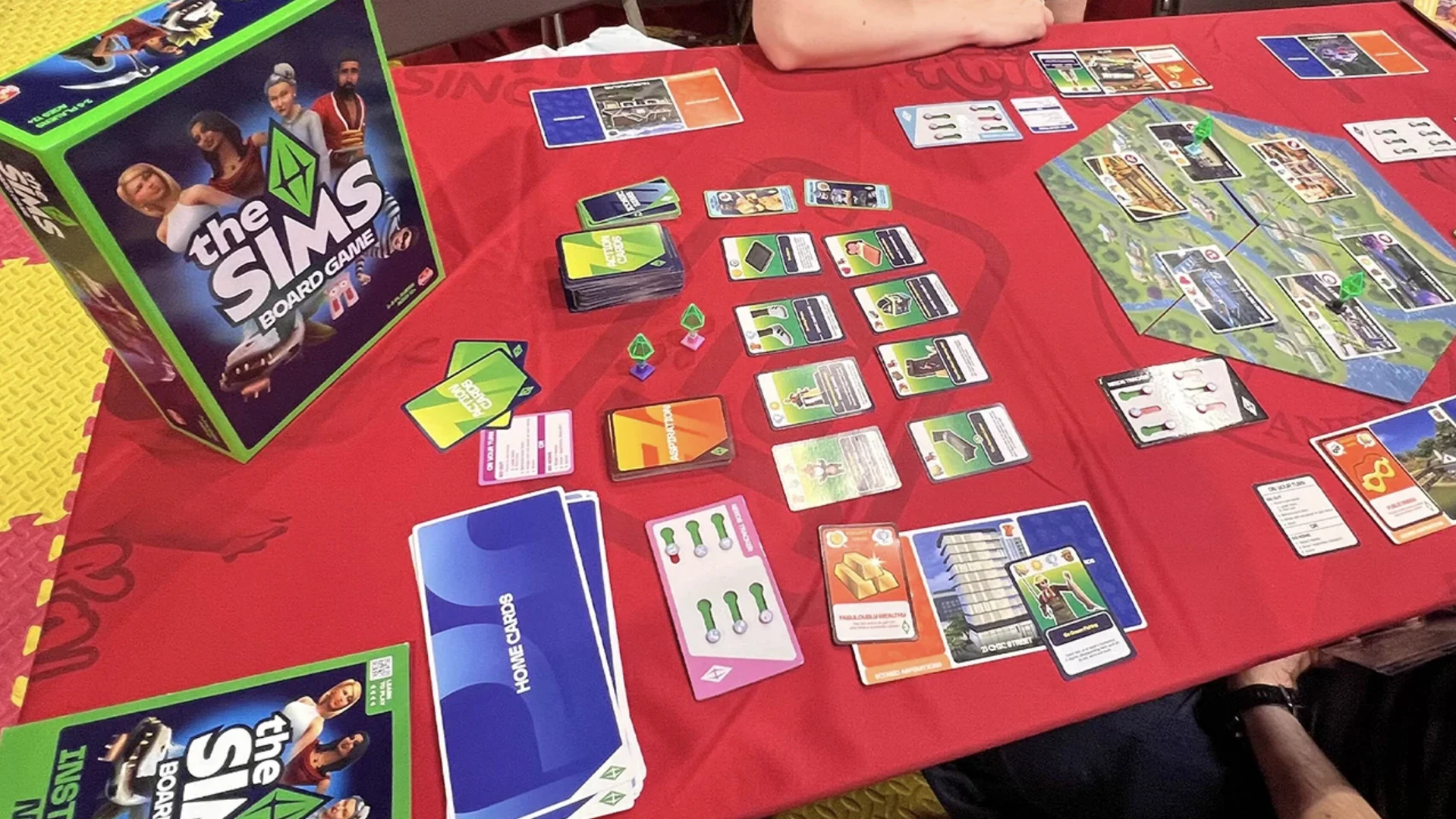 The Sims Board Game — содержимое коробки и игровые элементы (карты, фишки, планшеты потребностей)